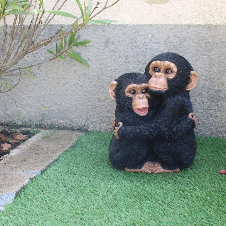 Chimpanzés enlacés en résine 35 cm