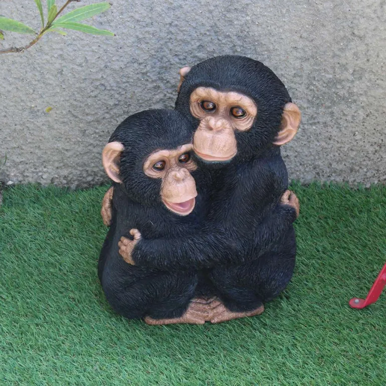 Chimpanzés enlacés en résine 35 cm