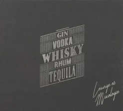 Fiole à whisky avec shooters et entonnoir