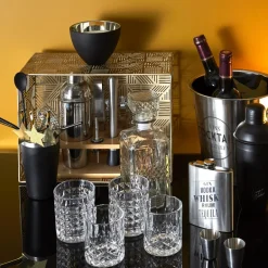 Fiole à whisky avec shooters et entonnoir