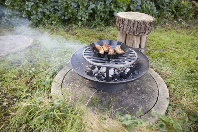 Grille en métal feu de camp