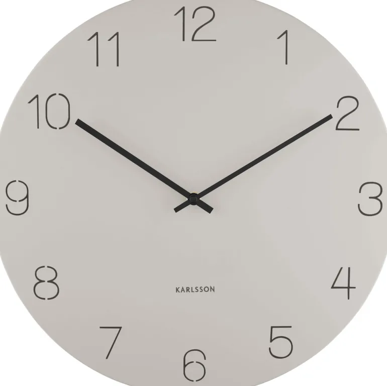Horloge en métal chiffres gravés Charm (Gris clair)