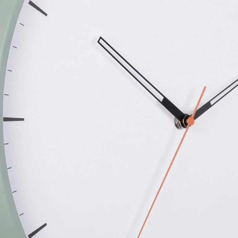 Horloge murale en métal Calm (Jade grisée)