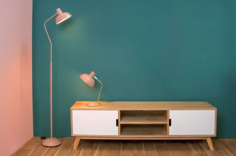 Lampe en métal à poser Hood (Vieux rose)