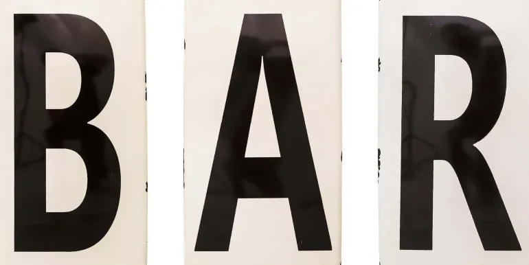 Lettres en métal émaillé Bar