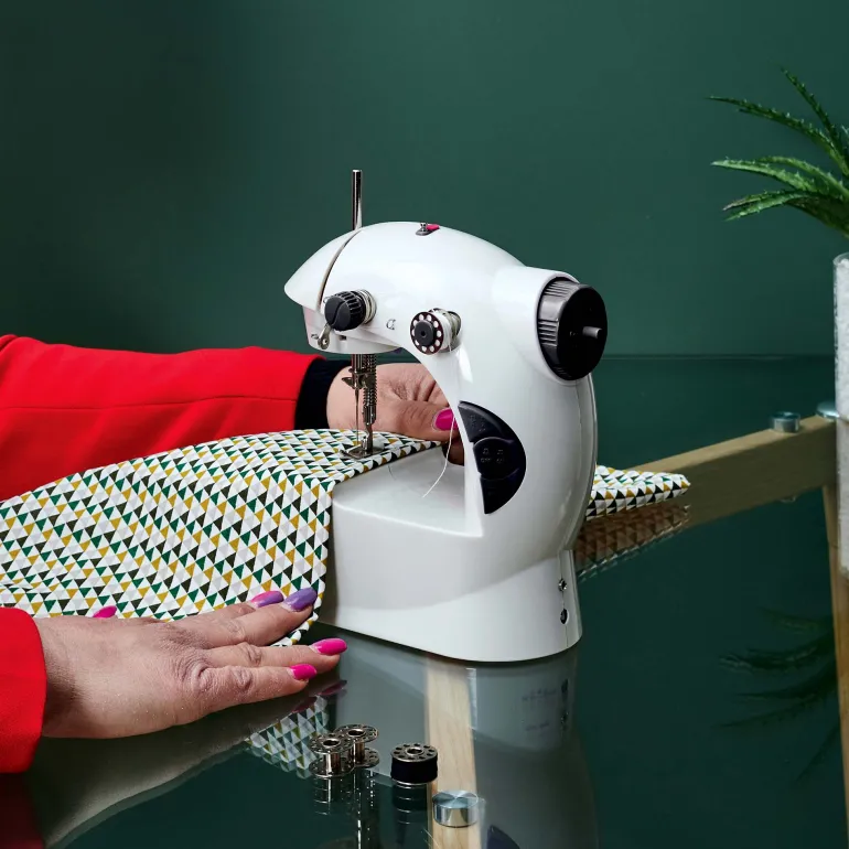 Mini machine à coudre avec table d'extension