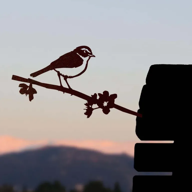 Oiseau sur pique pouillot des canaris en acier corten