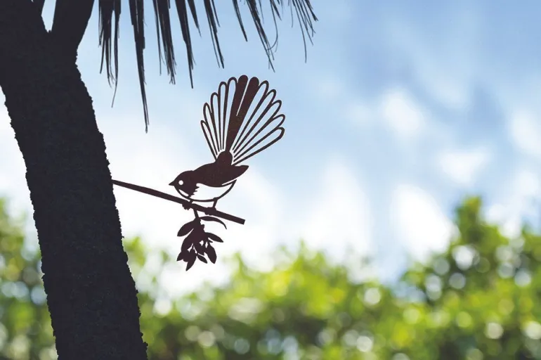 Oiseau sur pique rhipidura en acier corten