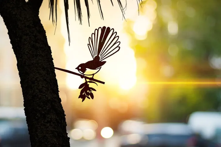 Oiseau sur pique rhipidura en acier corten
