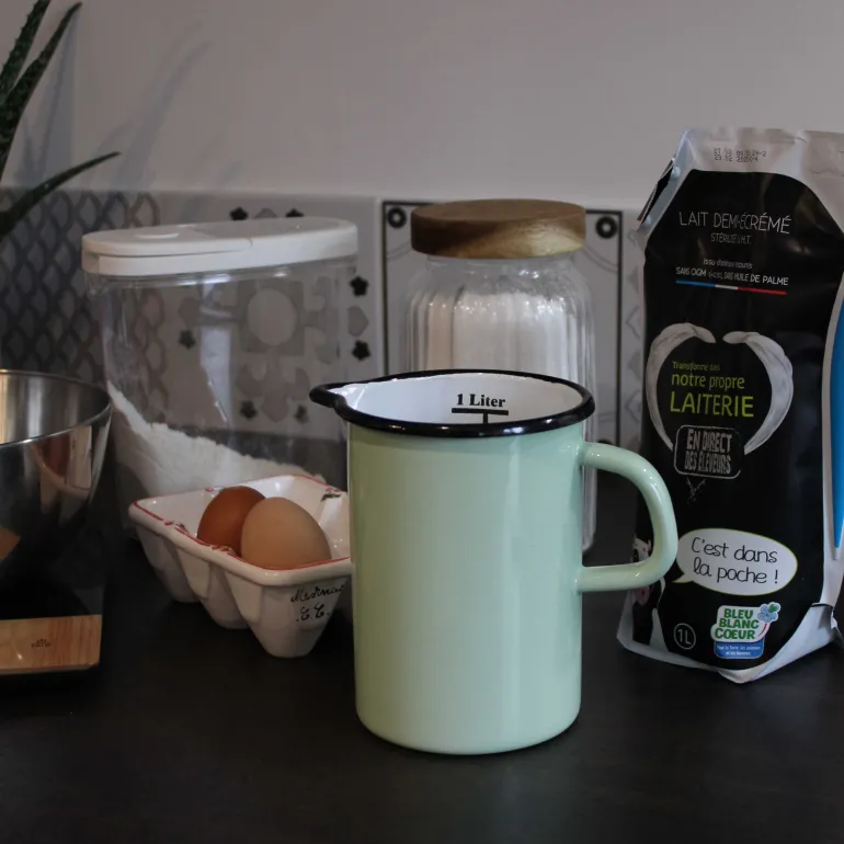 Pichet gradué en émail 1 litre