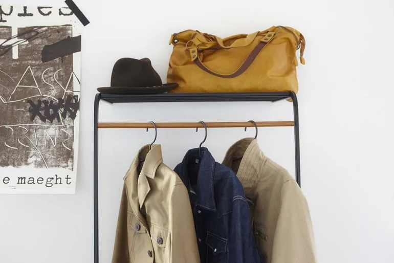 Porte-manteau tour inclinée avec étagère (Noir)