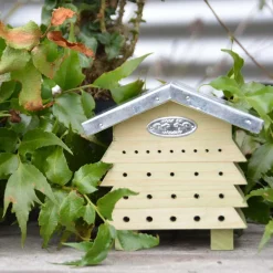 Refuge à abeilles en bois et zinc