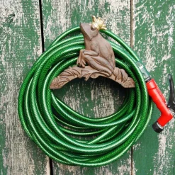 Support tuyau d'arrosage grenouille couronnée