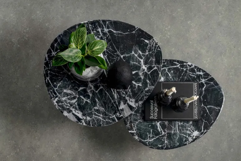 Table basse en métal imitation marbre Ovoid 58 x 51 cm (Noir)